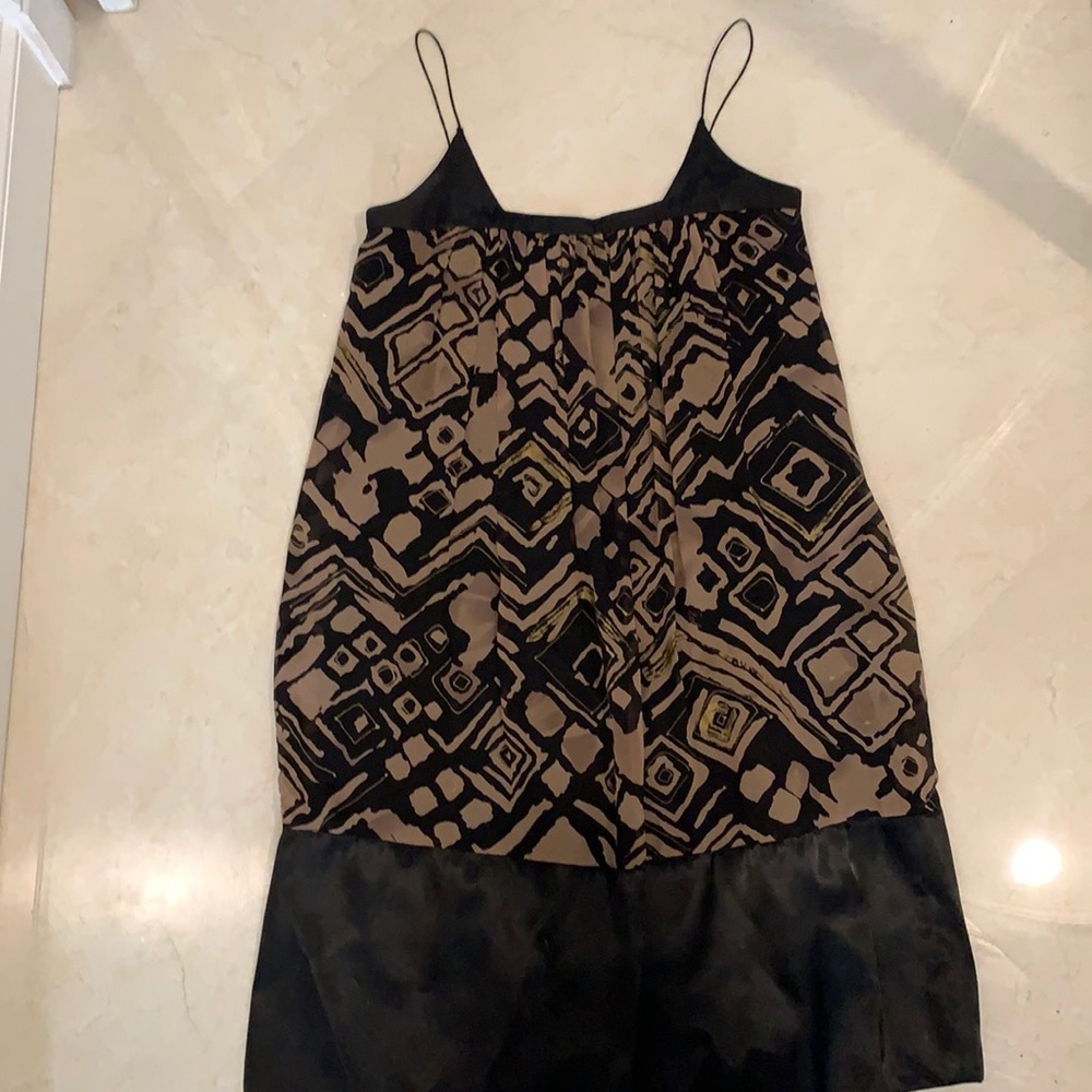 100% silk dress size 8. Knee length.